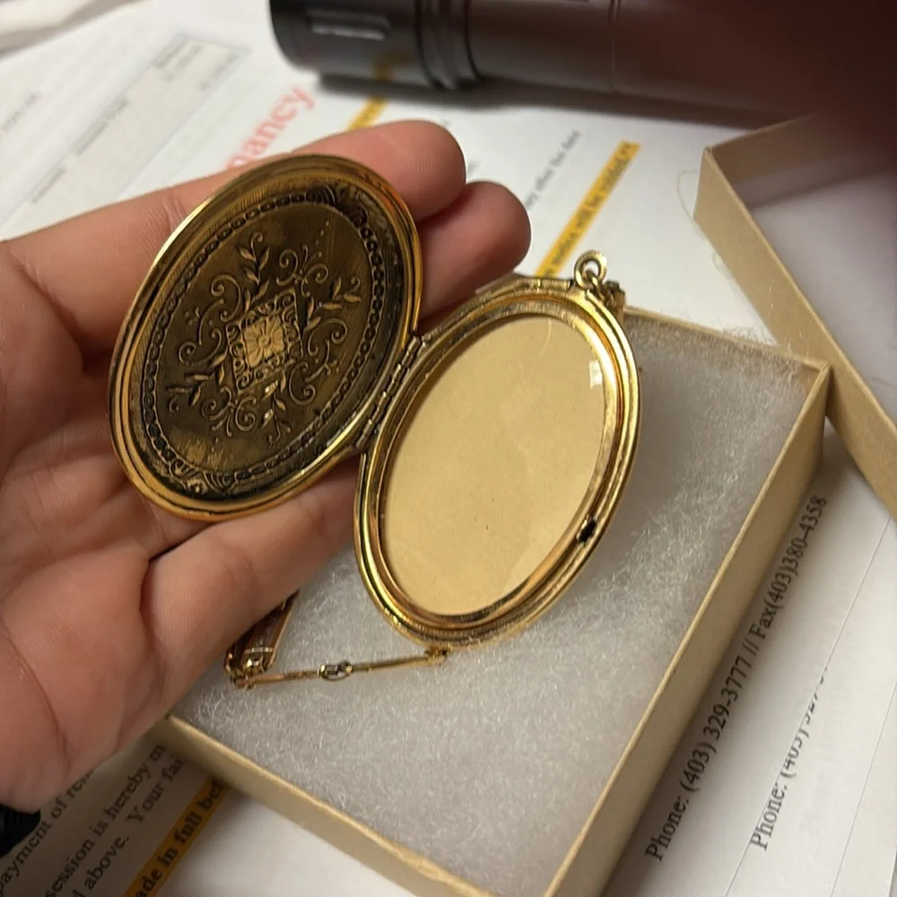 Vintage etched large oval Gold Locket book chain Necklace - Picture 4 of 4